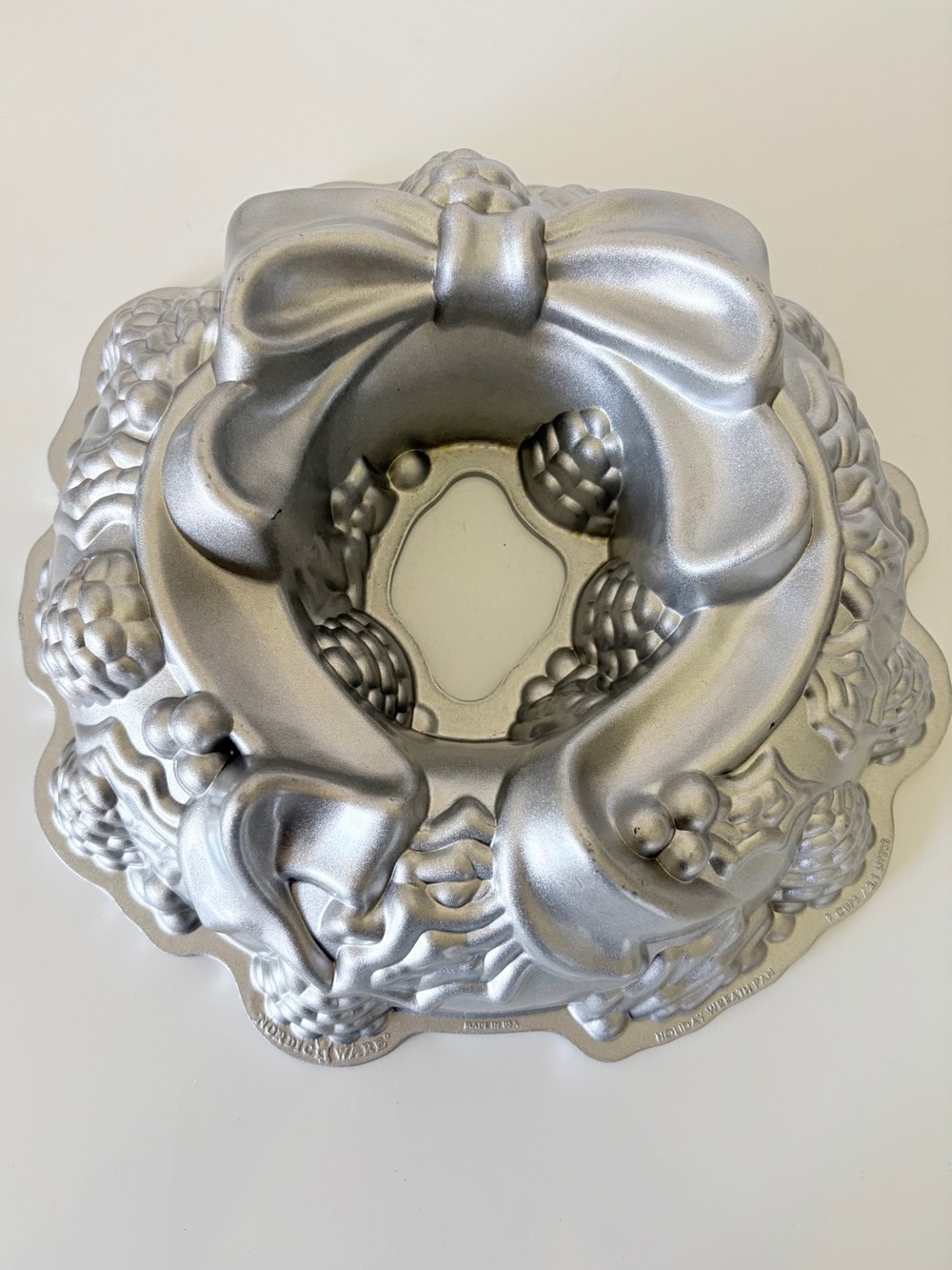Nordic Ware Holiday Wreath Bundt Pan
Christmas Cake Aluminum